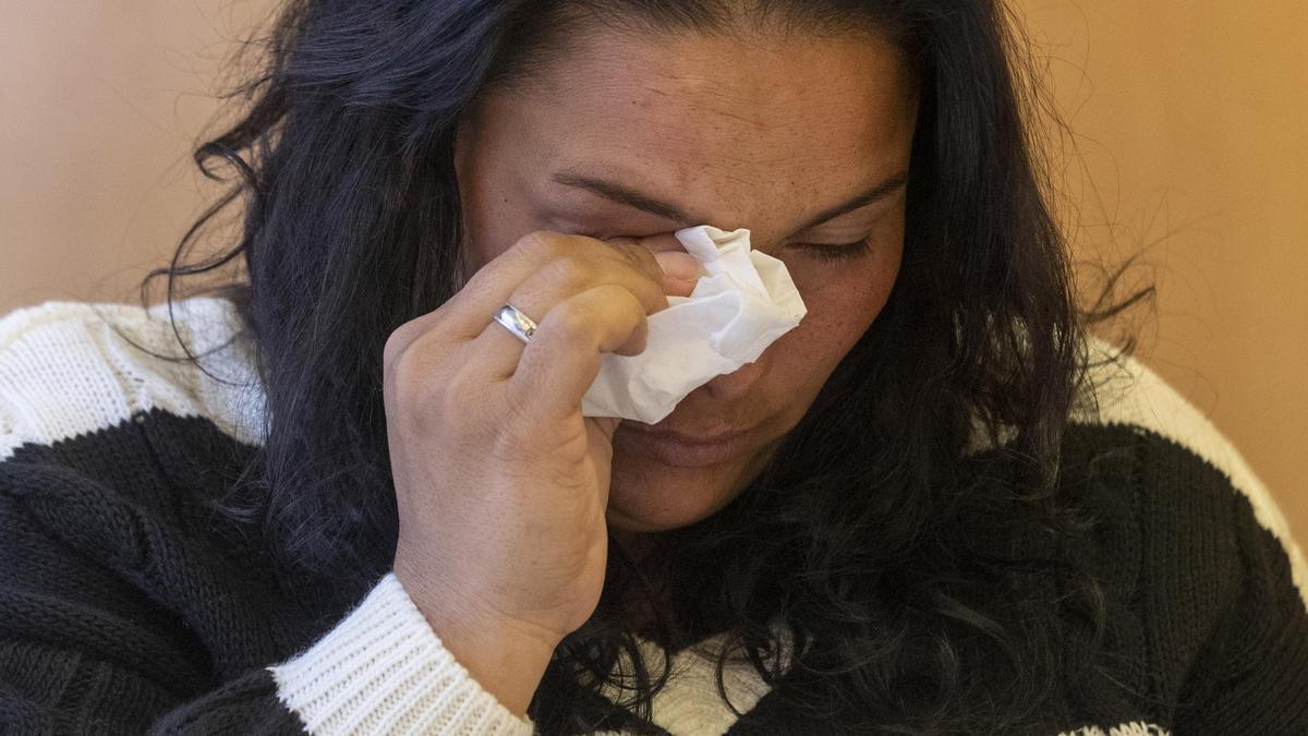 Miglena Petrova, en la rueda de prensa de la familia del joven desaparecido en el Mar Menor, Ivailo Petrov.