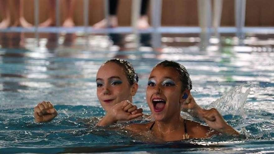 Las nadadoras alevines del Sincro Ourense, durante una competición. // FDV