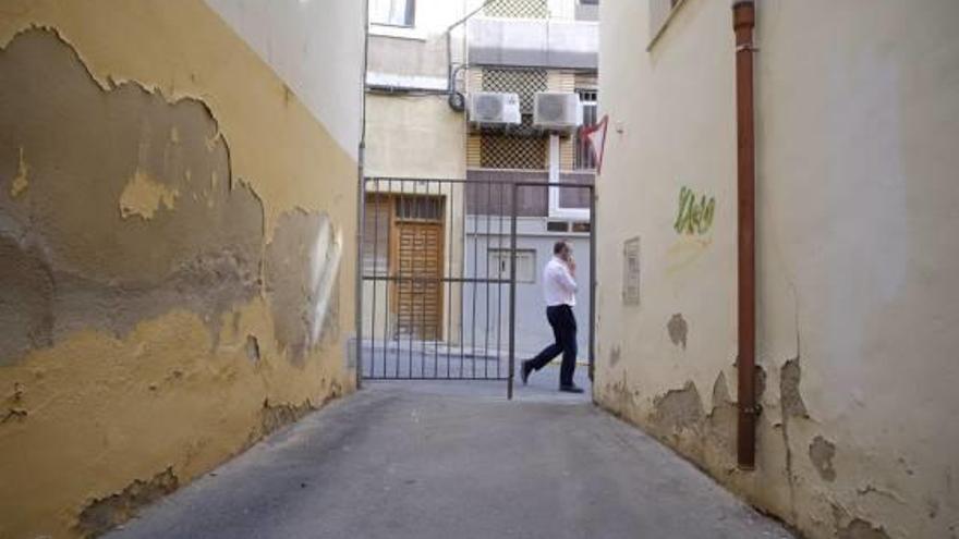 Los vecinos denuncian que la calle es utilizada como urinario público.