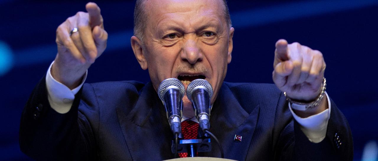 El presidente de Turquía, Tayyip Erdogan, se dirige a sus seguidores en Estambul.
