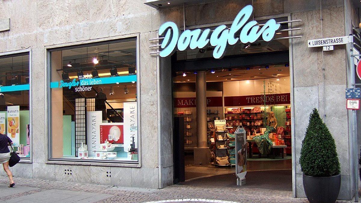 Una imagen de una perfumería de la marca Douglas.