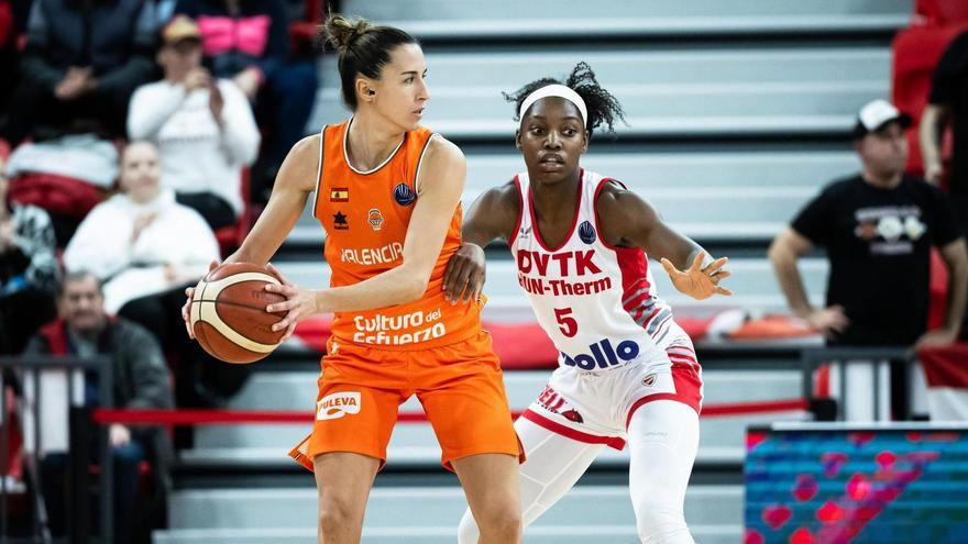 Queralt Casas, capitana del Valencia Basket, en el duelo del miércoles en Hungría frente a Kaila Charles