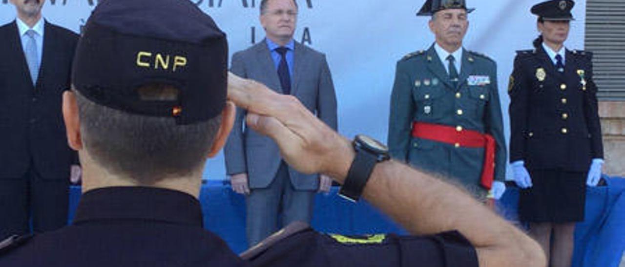 Moragues, en un acto con policías y guardias civiles.