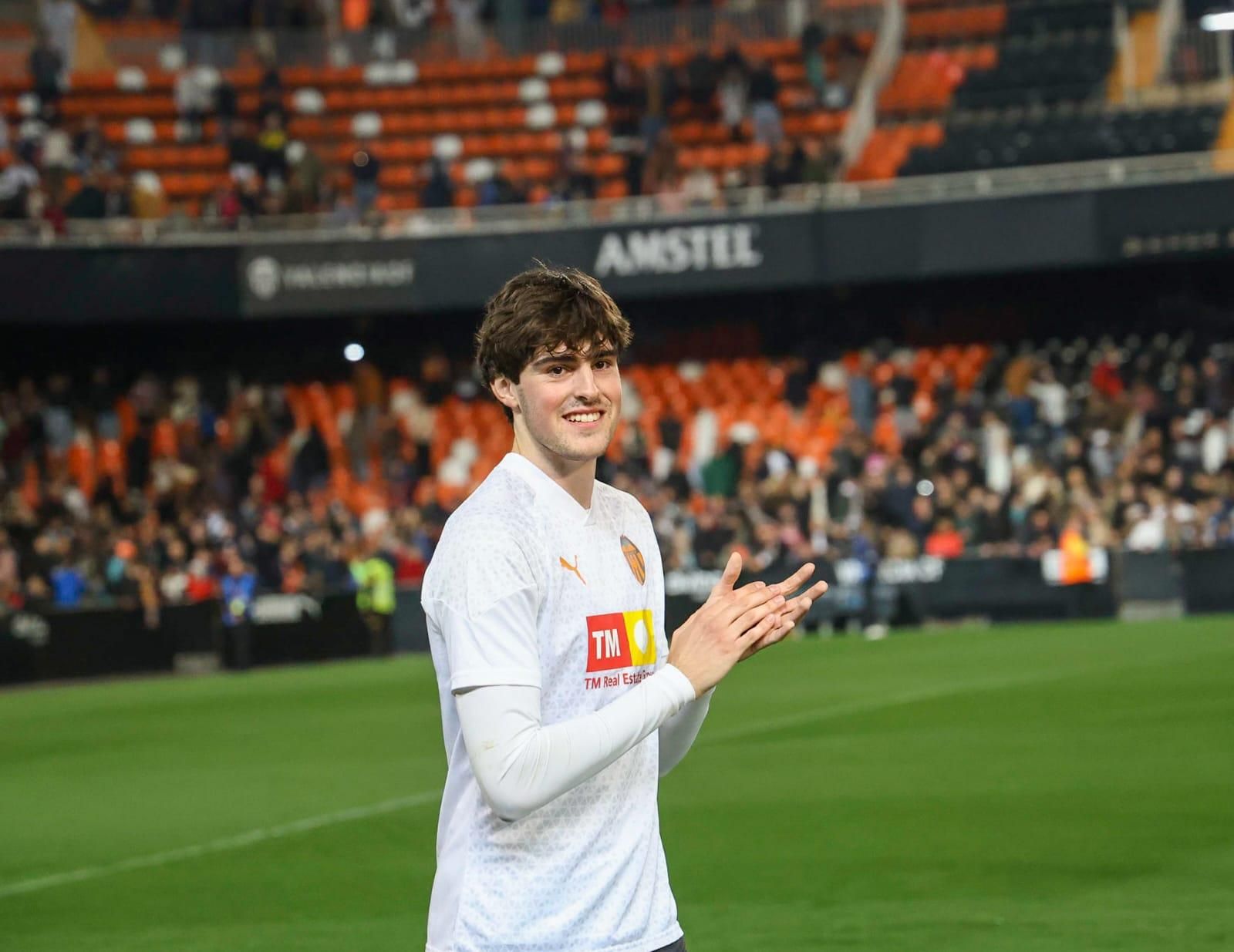 La afición se vuelca con el Valencia CF en el entrenamiento de Mestalla