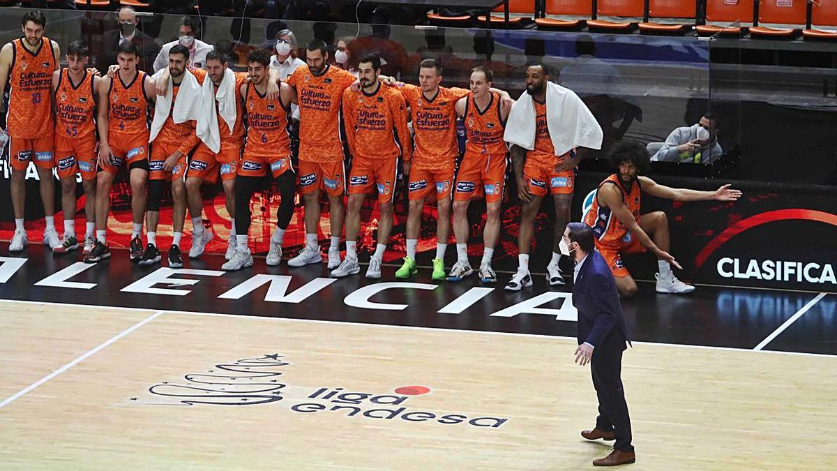 Los jugadores de Valencia Basket se fotografían tras vencer al Herbalife, el pasado sábado. | LEVANTE-EMV