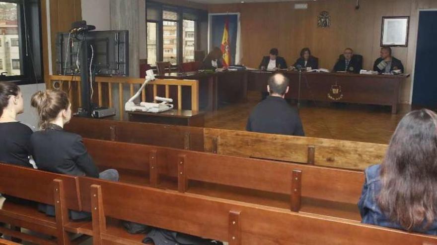 El acusado, en el centro, en el primer banco frente al tribunal, ayer en la Audiencia viguesa. // A. Villar