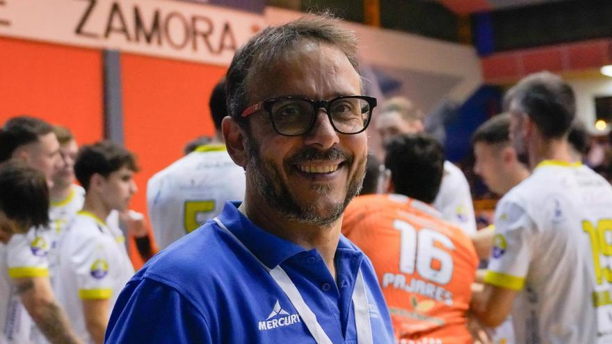 Félix Mojon, sonriente antes del duelo frente a BM Santoña.