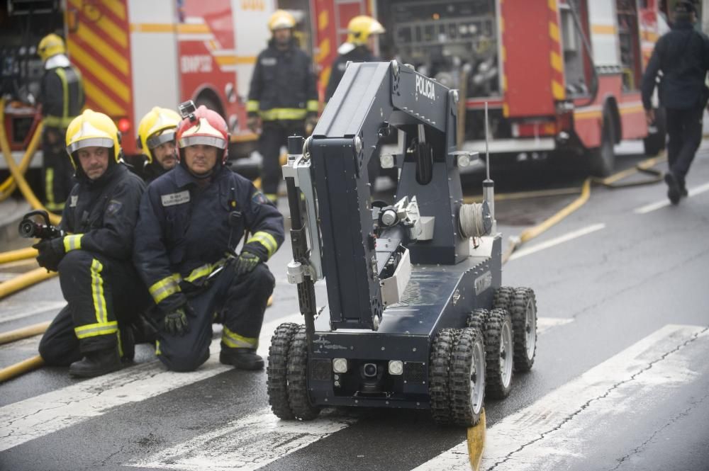 Bomberos y personal de los equipos de emergencias ensayan cómo intervenir en caso de accidente con mercancías peligrosas