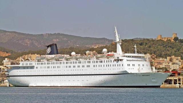 Estampa del crucero ´Melody´, el pasado lunes en aguas de la bahía de Palma.
