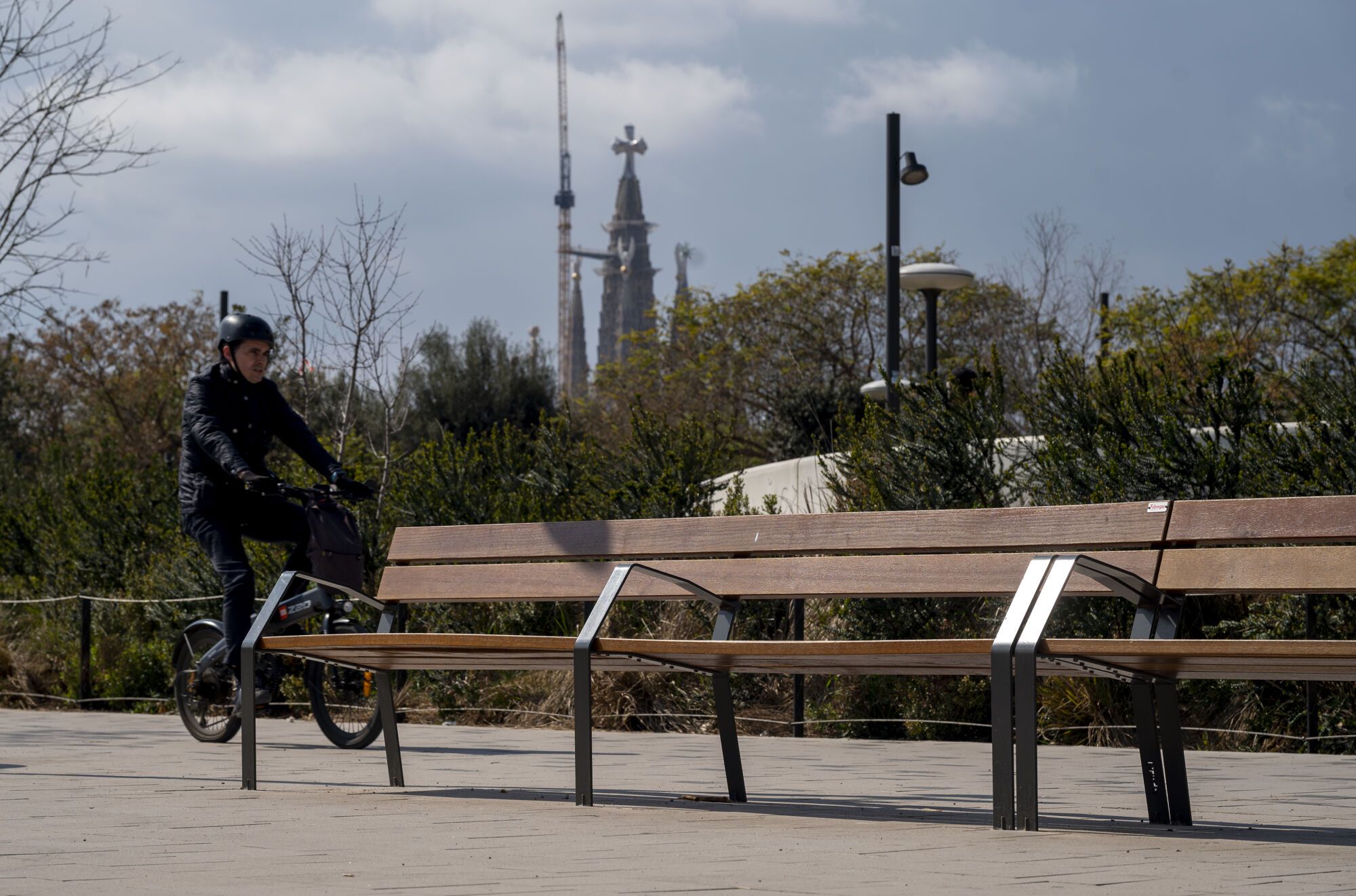 Barcelona diversifica el mobiliario en sus calles: bancos, sillas, tumbonas y mucho más