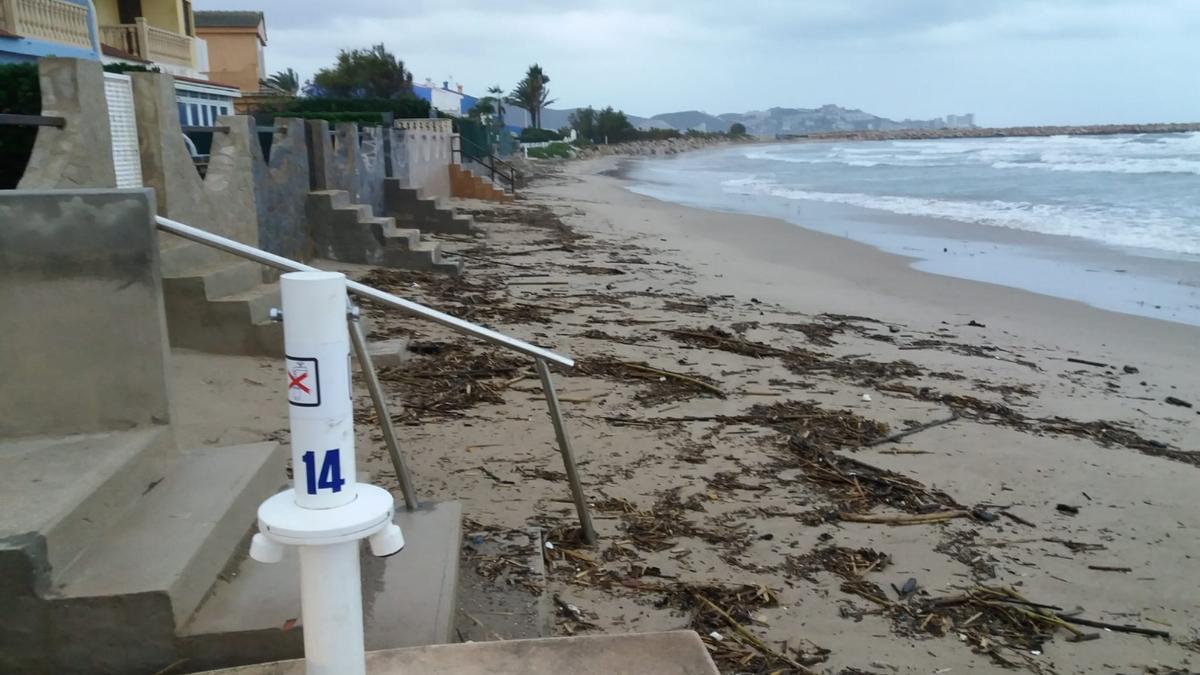 Destrozos en el litoral de La Ribera tras el paso de un temporal.