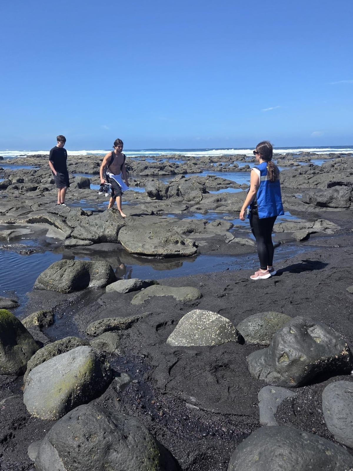 Varias personas este domingo, 22 de marzo, en El Golfo, en el sur de Lanzarote, pese al mal tiempo por la borrasca Therese