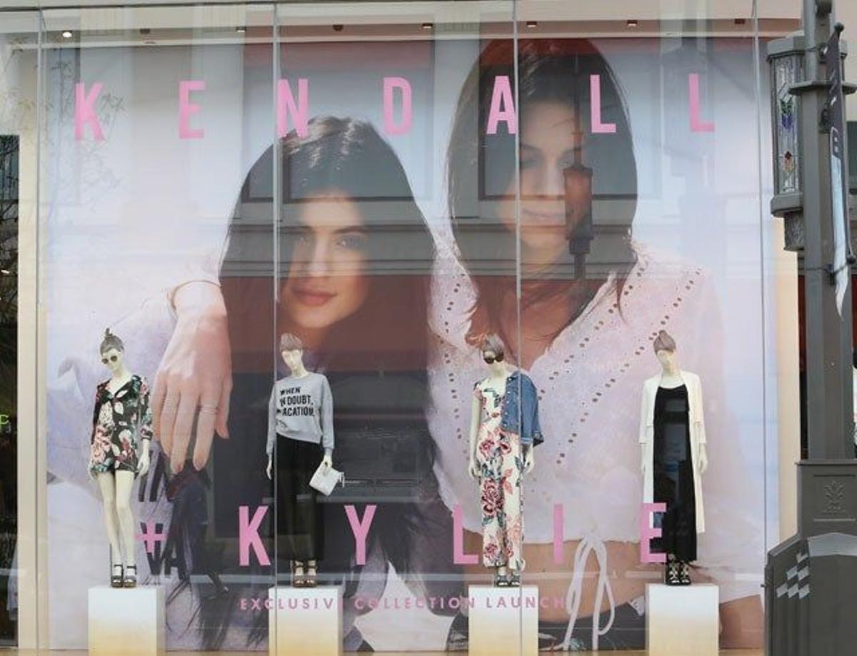 Cartel de la colección Kendall + Kylie para Topshop
