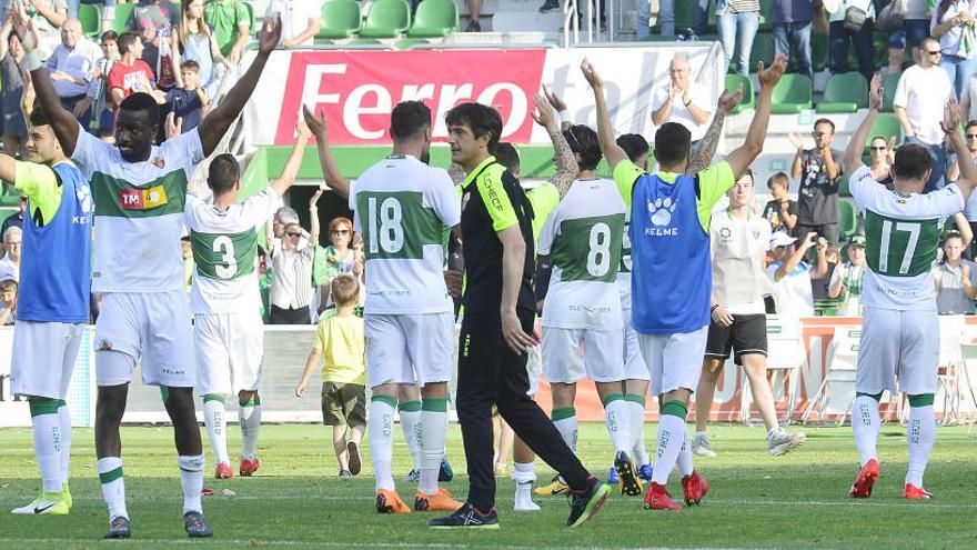 Los jugadores agradecen el apoyo de la afición tras eliminar al Murcia