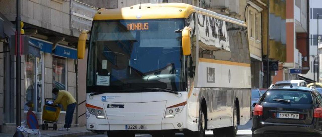 Un autobús que hace el trayecto al hospital Cunqueiro, ayer por la calle Ramón Cabanillas de Moaña. |   // G. NÚÑEZ