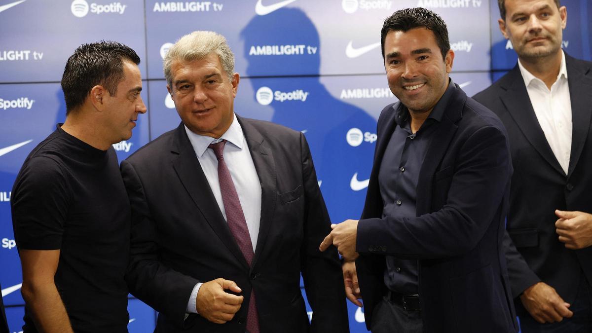 Xavi, Laporta y Deco, en la presentación de la nueva estructura deportiva del Barça.