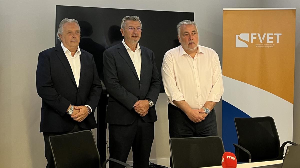 Juan Ortega, Carlos Prades y Carlos García, en la sede de la CEV.