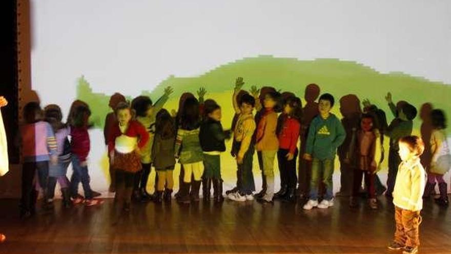 Representación teatral que tuvo lugar en el CEIP de Reibón organizada por la Asociación de Mulleres (arriba). Actuación en el Auditorio de Cangas // C.G.