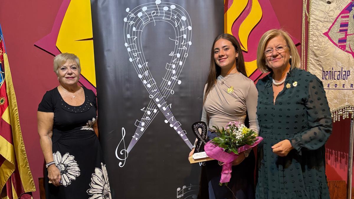 Helena Mompó recogió la distinción en nombre de la JLF de Sueca.