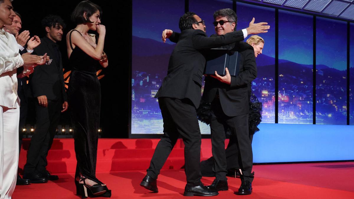 El director, guionista y productor iraní Jafar Panahi celebra tras ganar la Palma de Oro por la película Un simple accidente.