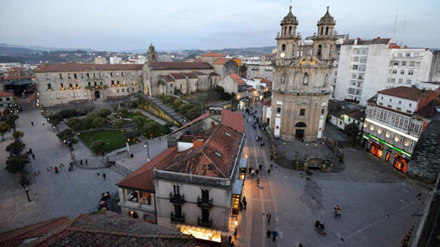 Vista del centro histórico de Pontevedra con la Peregrina y el convento de San Francisco  // G. Santos