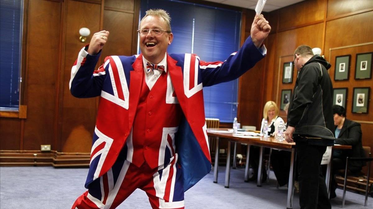 Un habitante de las Malvinas vistiendo un traje con los colores de la Union Jack se dispone a emitir su voto en un colegio electoral de Stanley, la capital isleña.