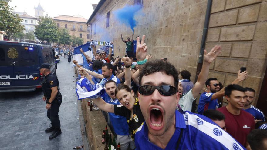 Muchos kilómetros, una pasión: los oviedistas que viven fuera volvieron a casa para estar con su equipo