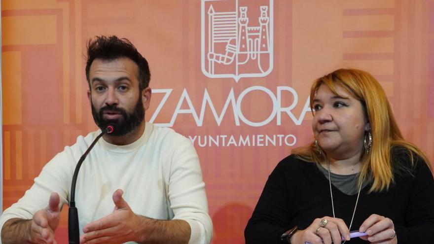 El concejal David Gago juntoa la secretaria general de Tradecyl. | JOSÉ LUIS FERNÁNDEZ