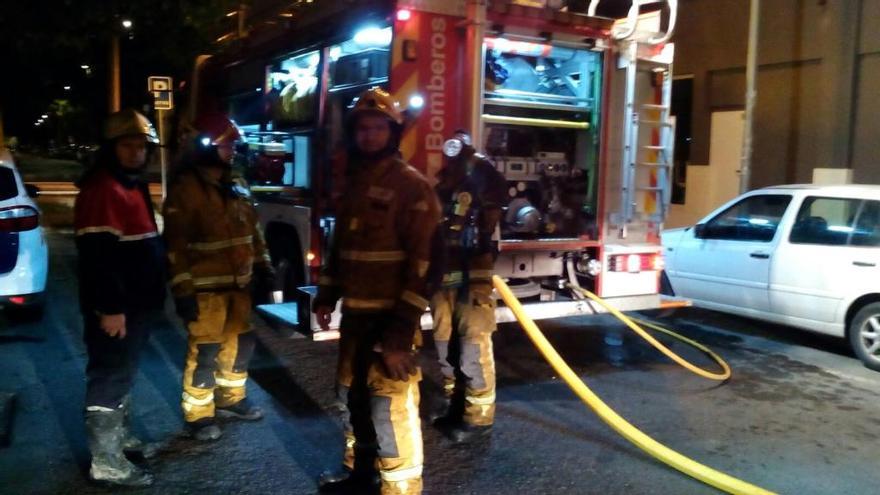 Un incendio provocado calcina los 15 ciclomotores de una pizzeria