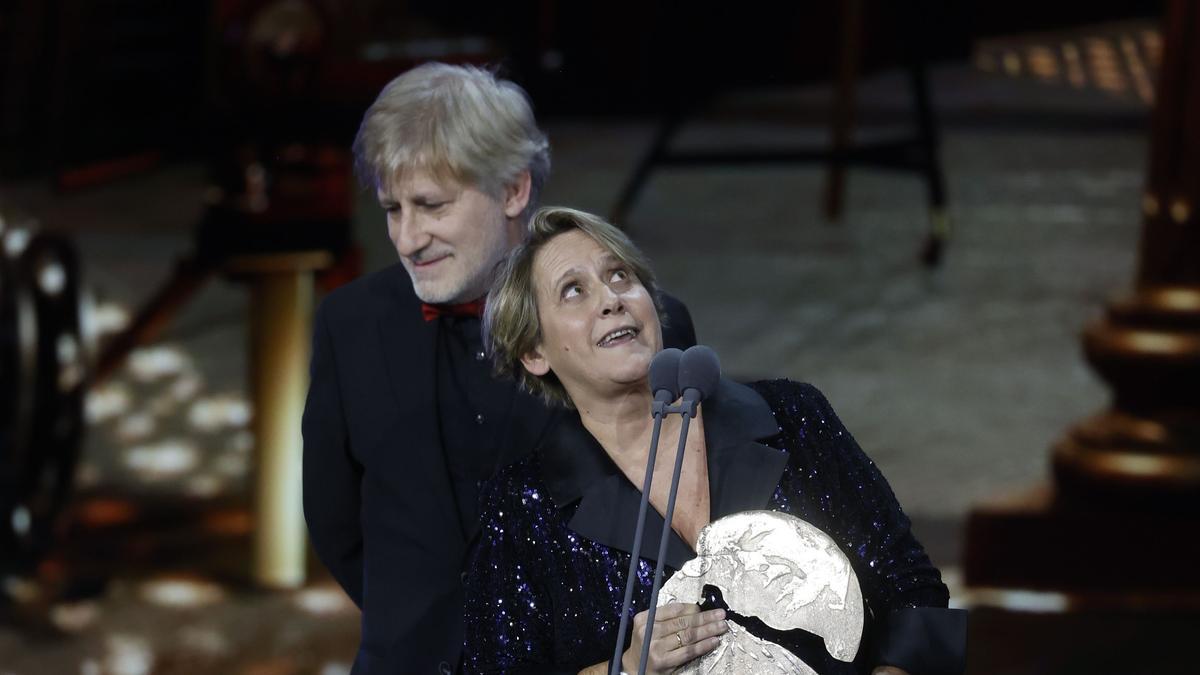 Gaizka Urresti y Paula Labordeta, en la noche del sábado tras recoger el premio en la gala de los Premios Forqué.