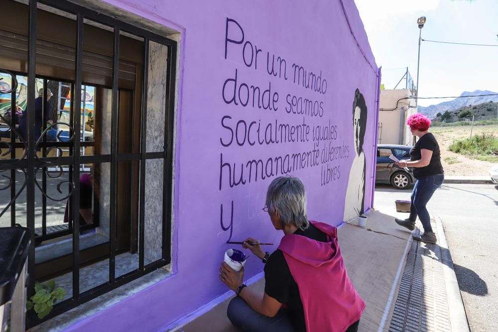 Más de doscientos murales con imágenes y poesías que recuerdan a la figura del poeta oriolano Miguel Hernández en el barrio de San isidro de Orihuela en un museo urbano que este fin de semana cuenta a