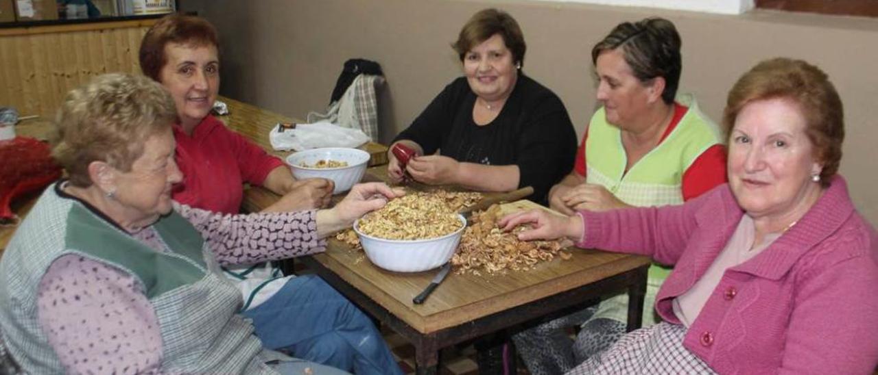 Conchita Fernández, Marisa Pérez, Charo Estrada, Pilar Menéndez y Anita Arias, ayer, pelando nueces.