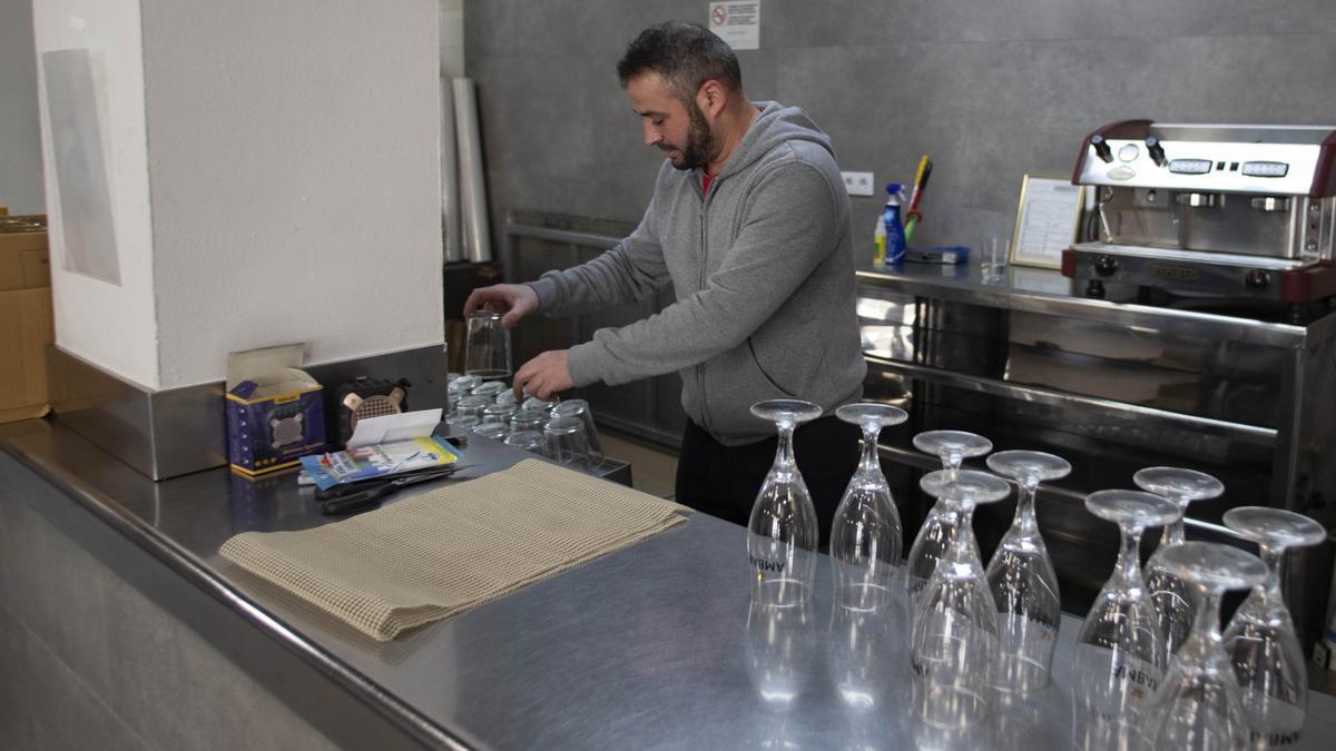 Zvrabko Ivanov prepara la barra del bar de jubilados de la Plaça Roca, ayer en Xàtiva.