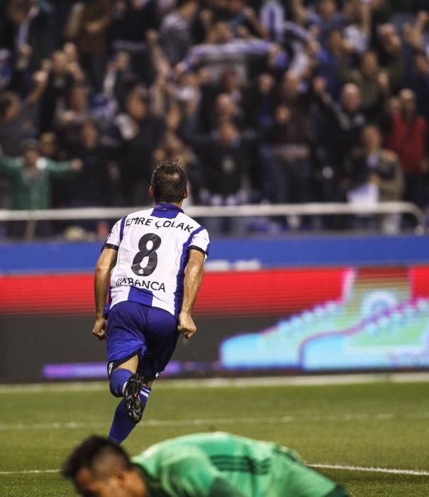 Un Çolak notable librea el ataque con un gran gol y un error suyo propicia el empate (1-1).