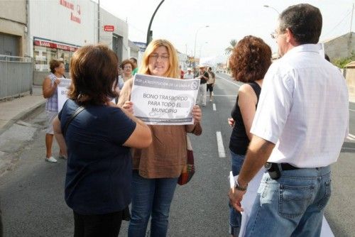 Protesta en Aljucer para recuperar el autobús