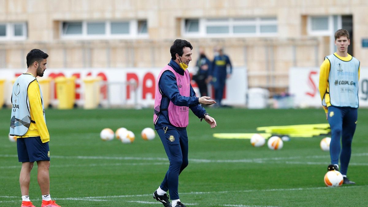 Juan Foyth atiende a las indicaciones de Unai Emery en un entrenamiento.