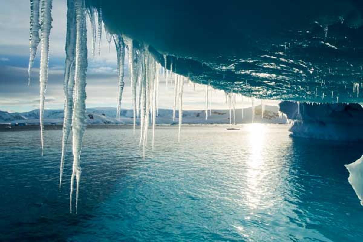 En la Antártida, el sol sale entre los icebergs que flotan cerca de la Isla Enterprise, en la bahía de Wilhelmina.