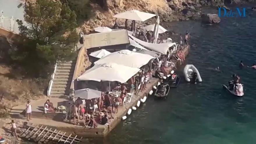 Decenas de personas se concentran en un chiringuito de una playa de s'Oratori de Portals Nous (Calvià)