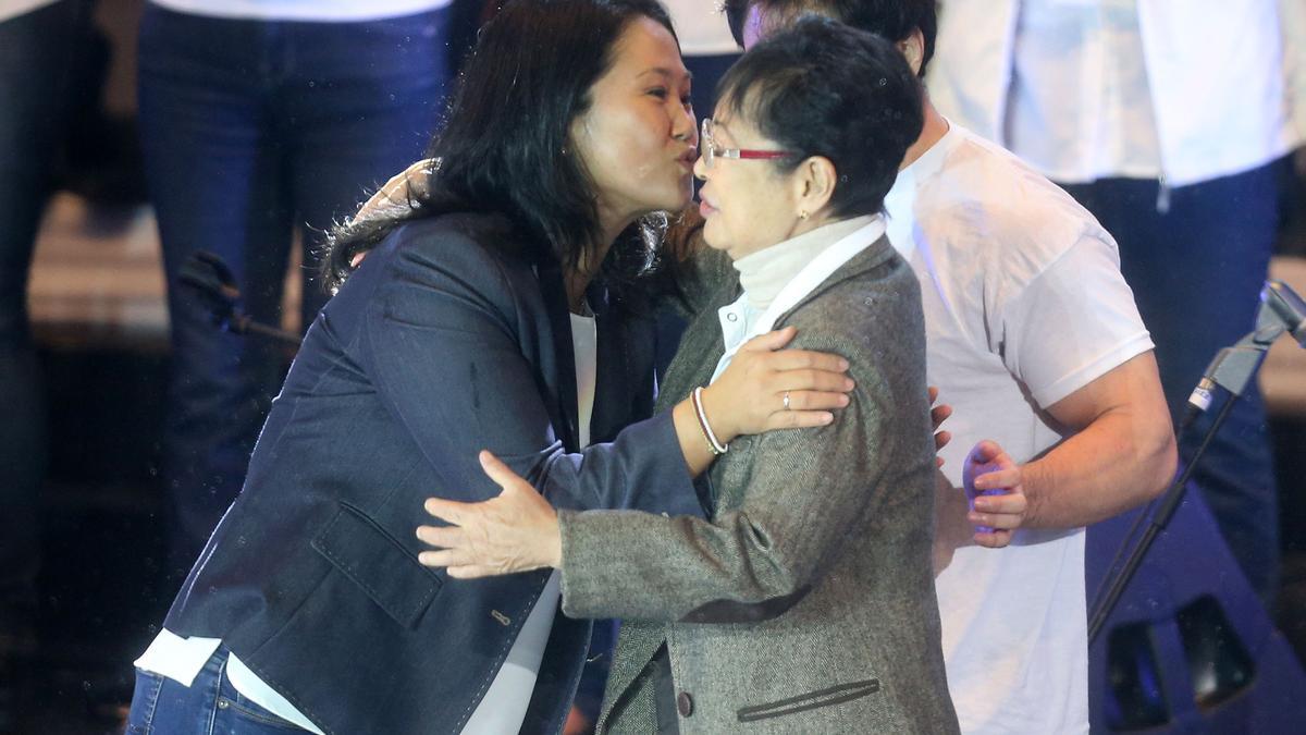 Keiko Fujimori besa a su madre, Susana Higuchi, en un acto electoral en 2016.