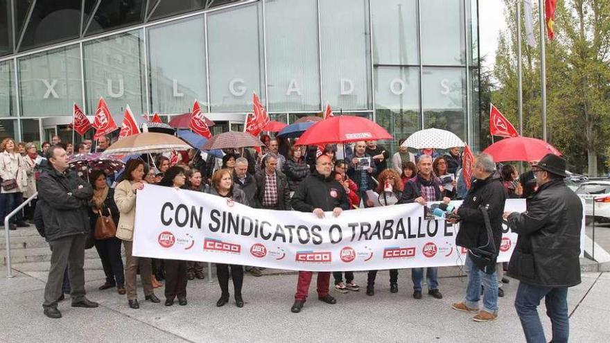 Funcionarios y delegados sindicales en la manifestación ante el juzgado, ayer a mediodía. // Iñaki Osorio