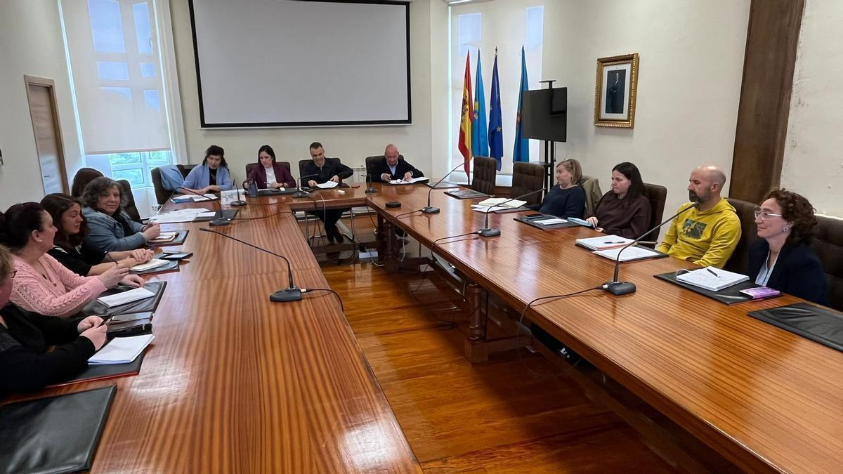 Participantes en la reunión del consejo escolar municipal.