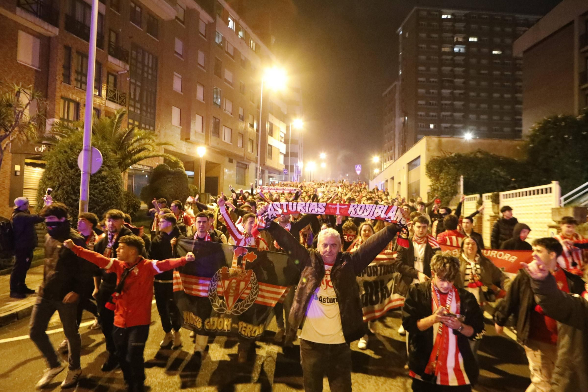 Ambiente de la afición del Sporting antes del derbi