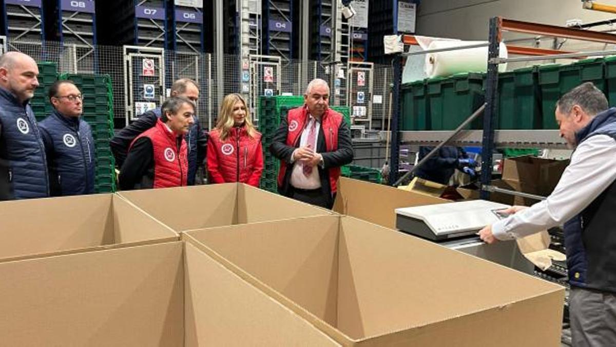 Vaquero visitó ayer los almacenes de la empresa zaragozana, Coferdoza.