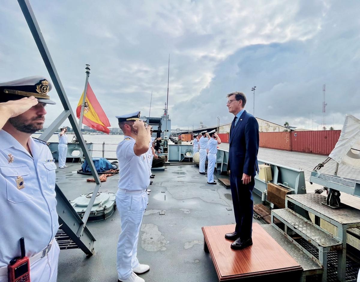 Saludo a la voz para recibir a bordo del buque al embajador de España en Costa de Marfil.