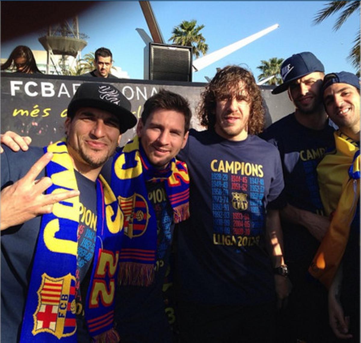 Pinto, Messi, Puyol, Piqué y Cesc, en la rúa del Barça.