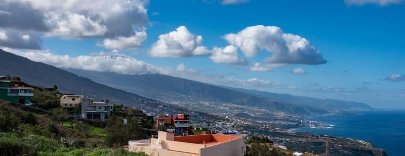 Los tinerfeños disfrutan de la nieve en el Teide