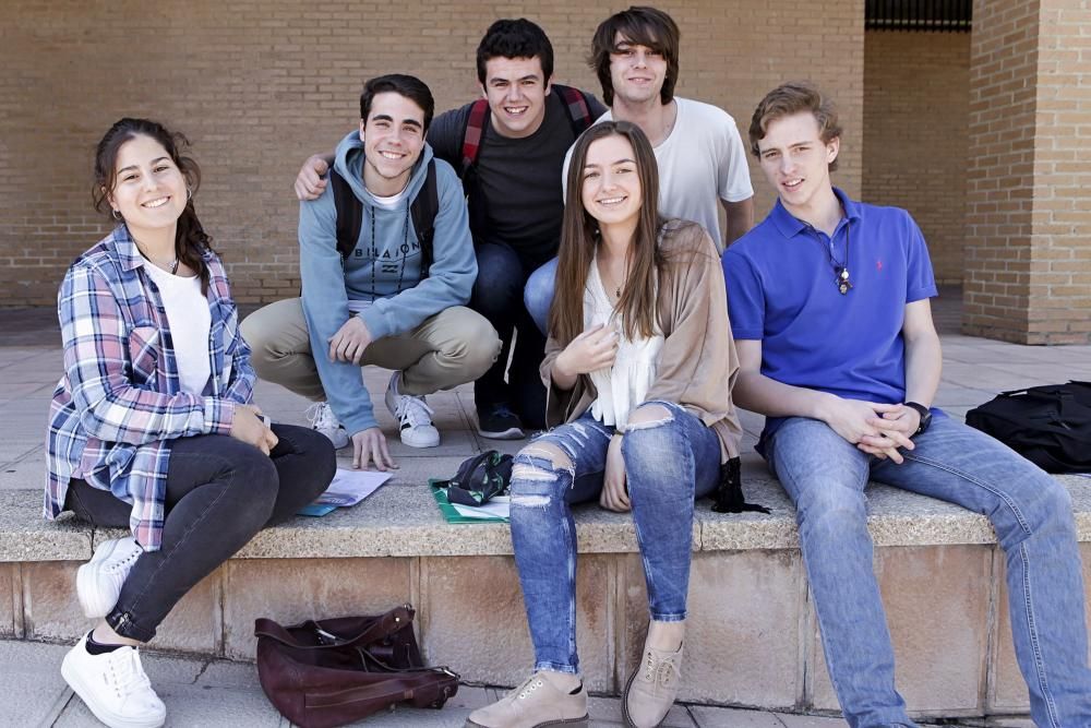 Alumnos se examinan de la PAU en Gijón