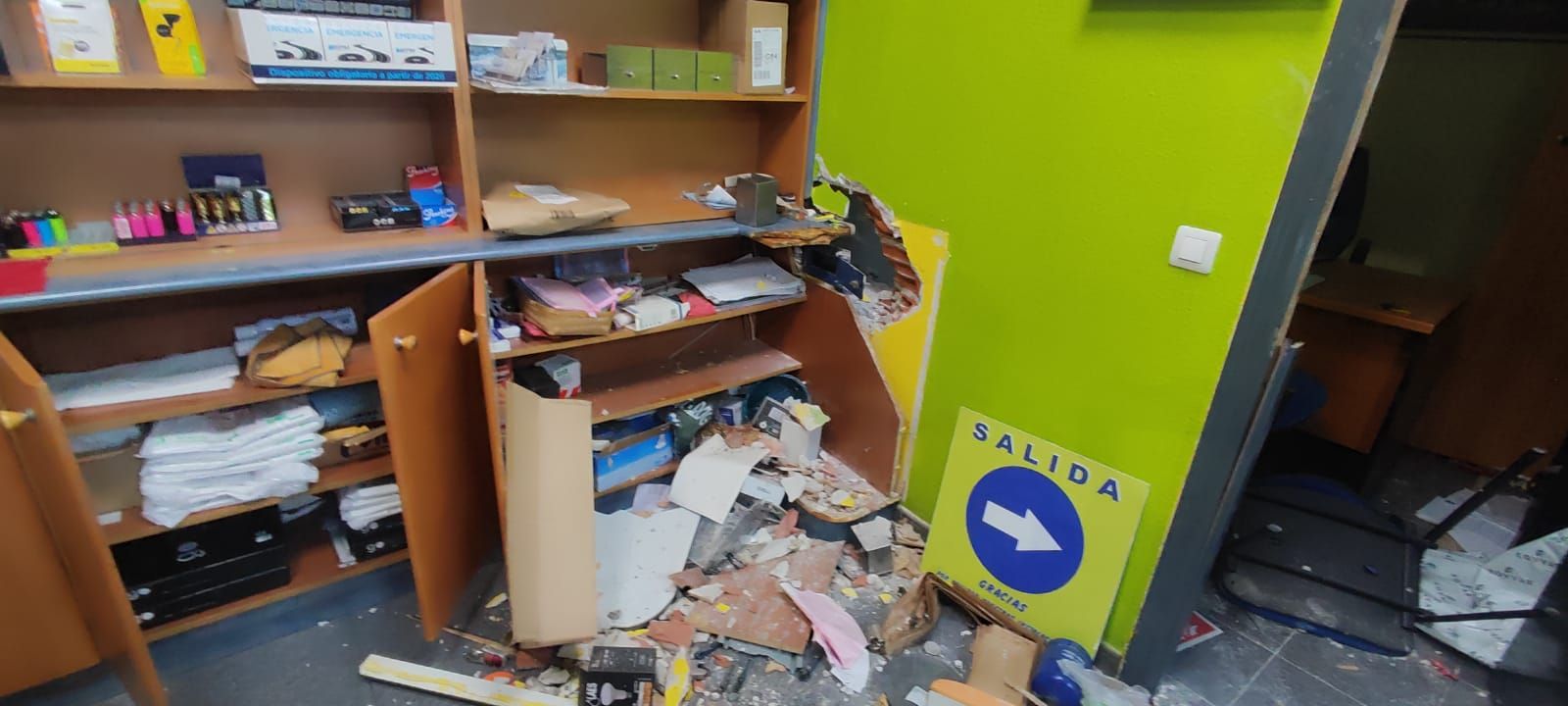 Los destrozos del robo en la gasolinera de Mieres