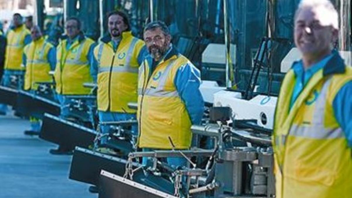 Trabajadores y nuevos vehículos de limpieza de Badalona, ayer.