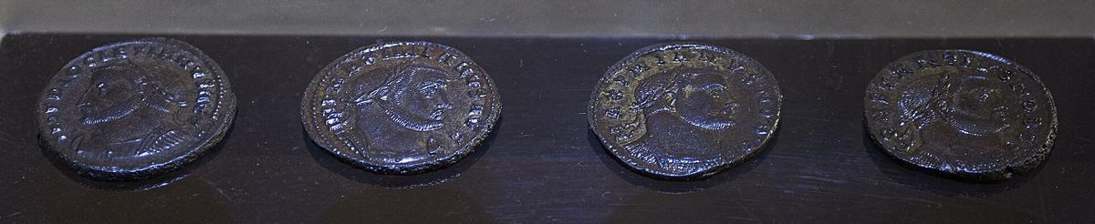 Cuatro de las monedas encontradas en Tomares
